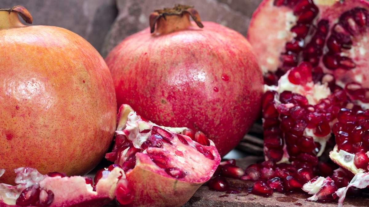 pomegranate-1444907_1280.jpg